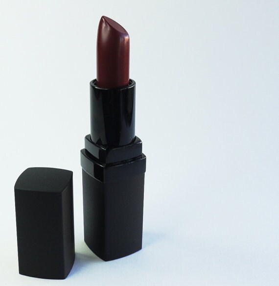 WENCH - Red - Semi Matte - Classic Red - Full Coverage - Pigmented- Vegan - Paraben Free - Mineral Makeup - Velvet lipstick